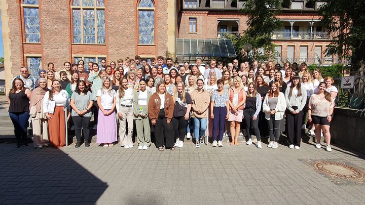 Frauen und Männer, die ihre Ausbildung an der Fachschule für Sozialwesen der Stiftung kreuznacher diakonie zum Schuljahr 2024/25 beginnen