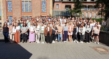 Frauen und Männer, die ihre Ausbildung an der Fachschule für Sozialwesen der Stiftung kreuznacher diakonie zum Schuljahr 2024/25 beginnen