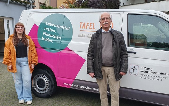 Zwei ehrenamtliche Helfer (eine Frau und ein Mann) stehen vor dem neuen Transporter der Tafel Idar-Oberstein, Wohnungslosenhilfe der Stiftung kreuznacher diakonie