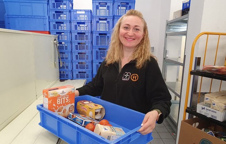 Iryna Skrybtsova Kisten für die Tafel im Bundesfreiwilligendienst bei der Wohnungslosenhilfe in Idar-Oberstein. 