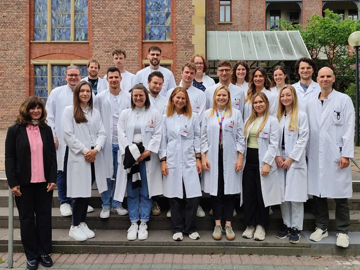 Medizinstudentinnen und -studenten, die am Diakonie Krankenhaus der Stiftung kreuznacher diakonie ihr Praktisches Jahr beginnen, mit Betreuern