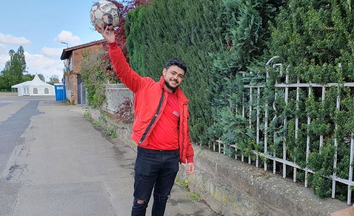 Shirsaban Ahmad hält Fußball hoch