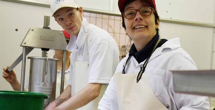 Lisa Lanz und Christian Wittgen vom Fleischerei-Team des Hüttenhofes