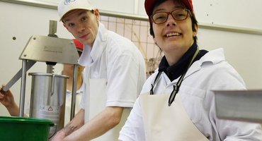 Lisa Lanz und Christian Wittgen vom Fleischerei-Team des Hüttenhofes