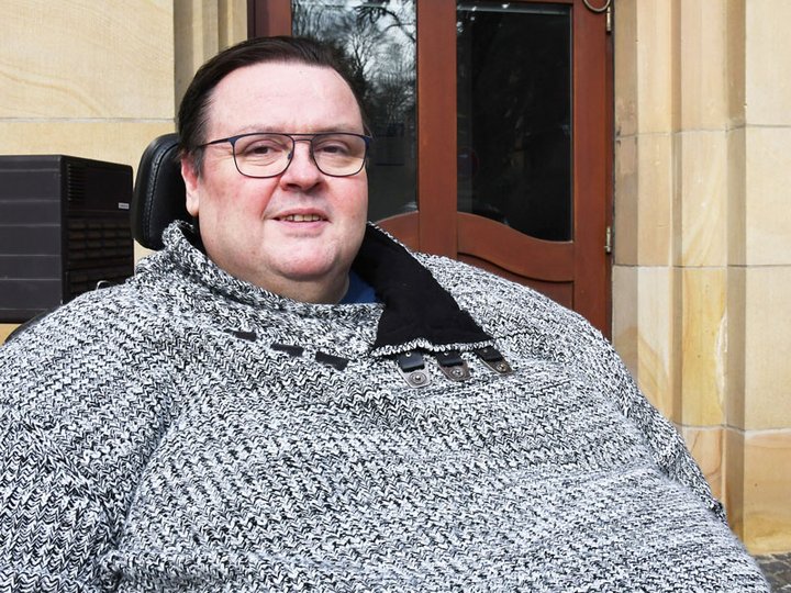 Thomas Schlösser - Rollstuhlfahrer und Bewohner in einer Einrichtung für Menschen mit Beeinträchtigungen der Stiftung kreuznacher diakonie 