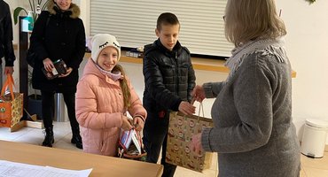 Kinder erhalten Überraschungstüten in der Tafel Idar-Oberstein der Stiftung kreuznacher diakonie